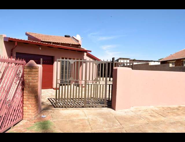 3 BEDROOM HOUSE FOR SALE IN DOBSONVILLE EXT 3